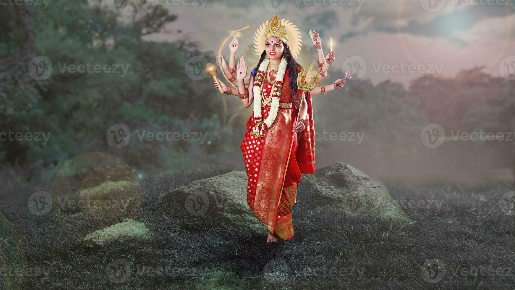 indio diosa Durga con ocho manos en pie cerca el lago en rojo sari foto