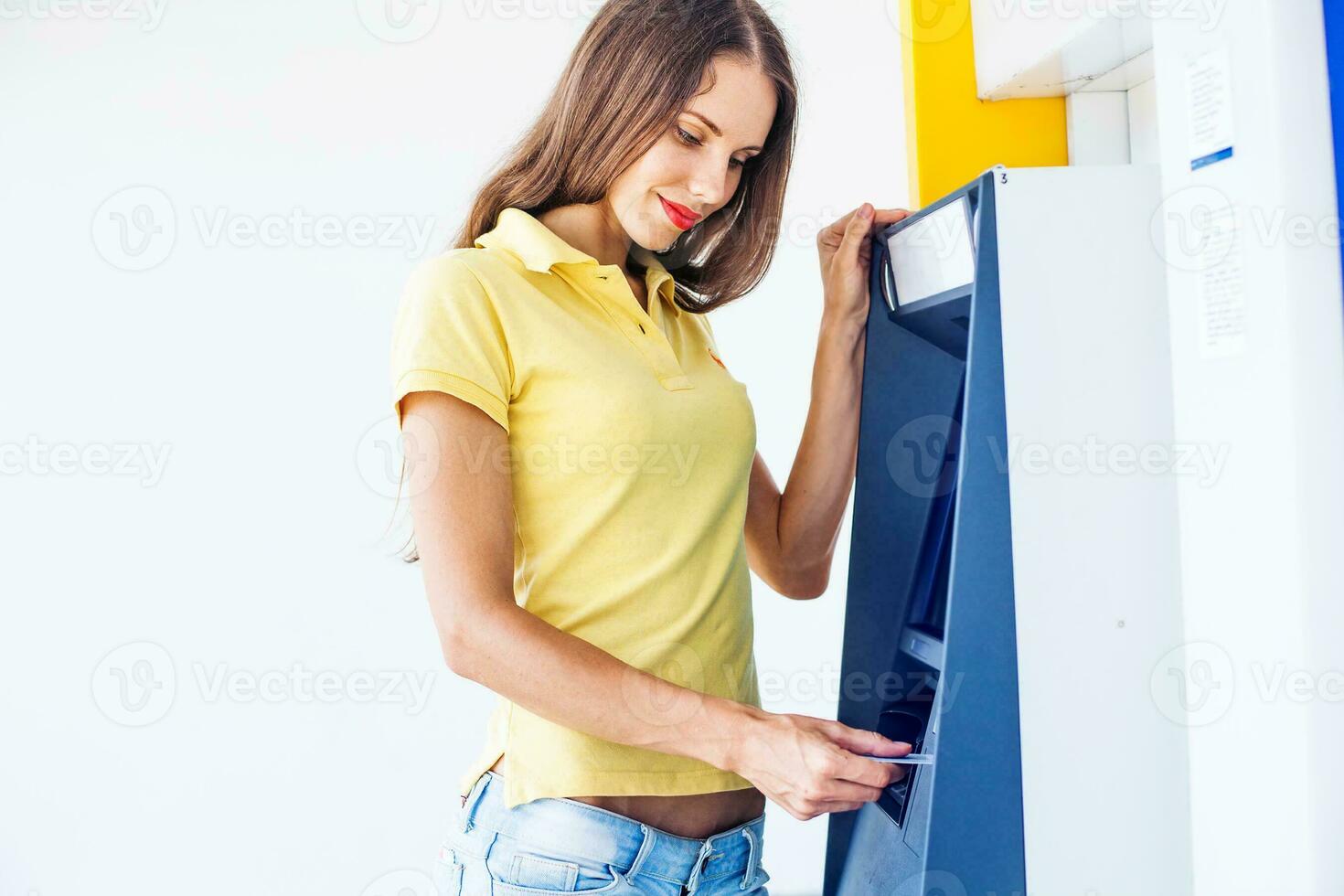 mujer usando cajero automático foto