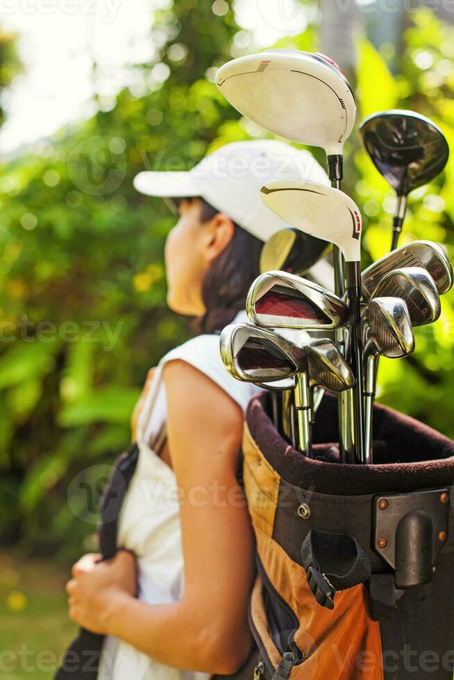hermosa joven mujer como un golf jugador foto