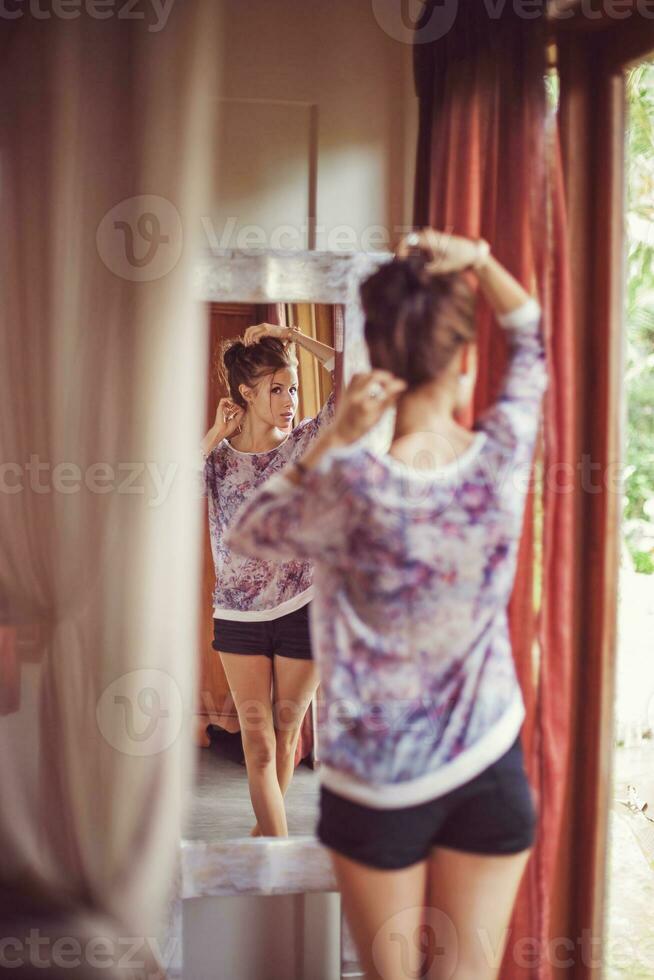 joven mujer a hogar cerca el espejo foto
