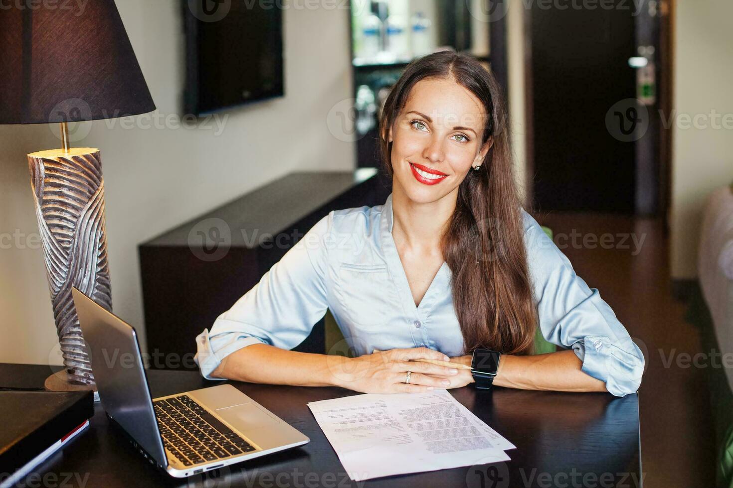 simpático Trabajadores por cuenta propia hembra abogado sentado en su oficina foto