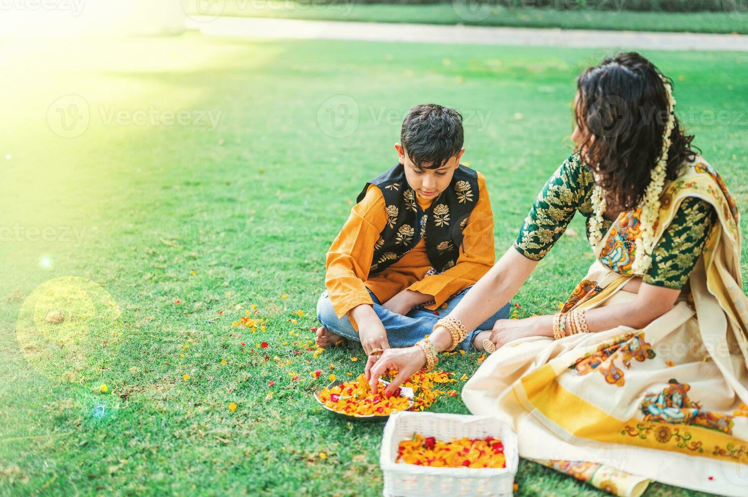 sur indio mujer celebrando festival con su hijo foto