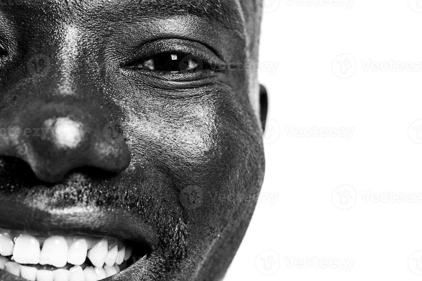 monocromo retrato de un sonriente africano hombre. recortado detalle foto