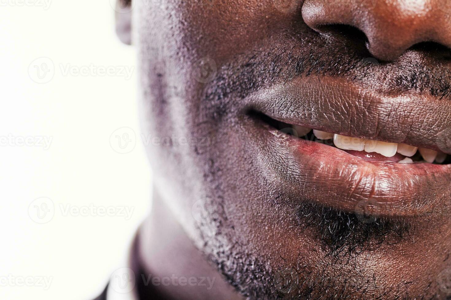 hombre negro sonriendo foto