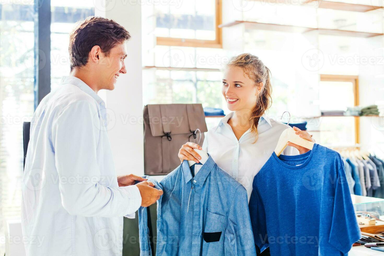 tienda asistente Ayudar a escoger ropa en un Tienda foto