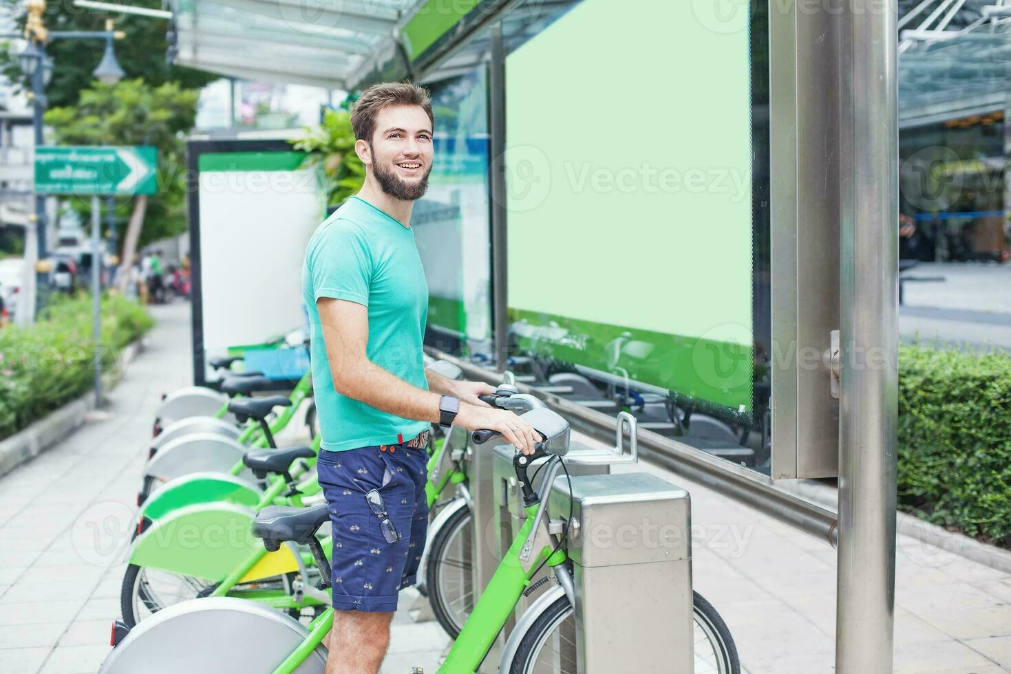 hombre tomando moto para alquilar foto