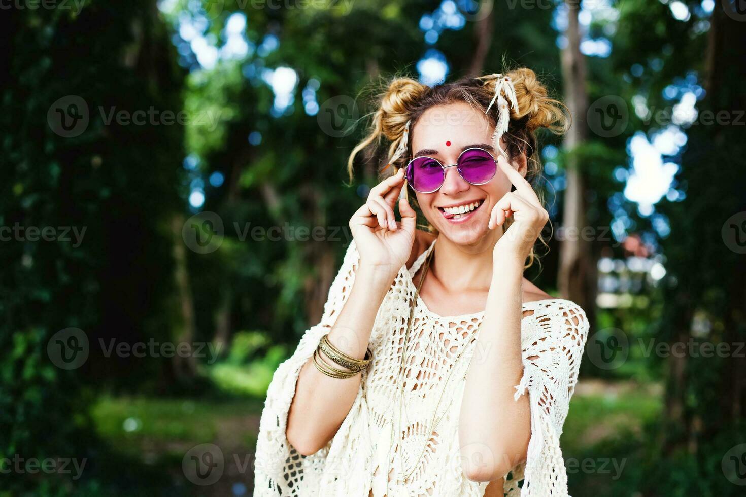 elegante hippie niña en el bosque foto