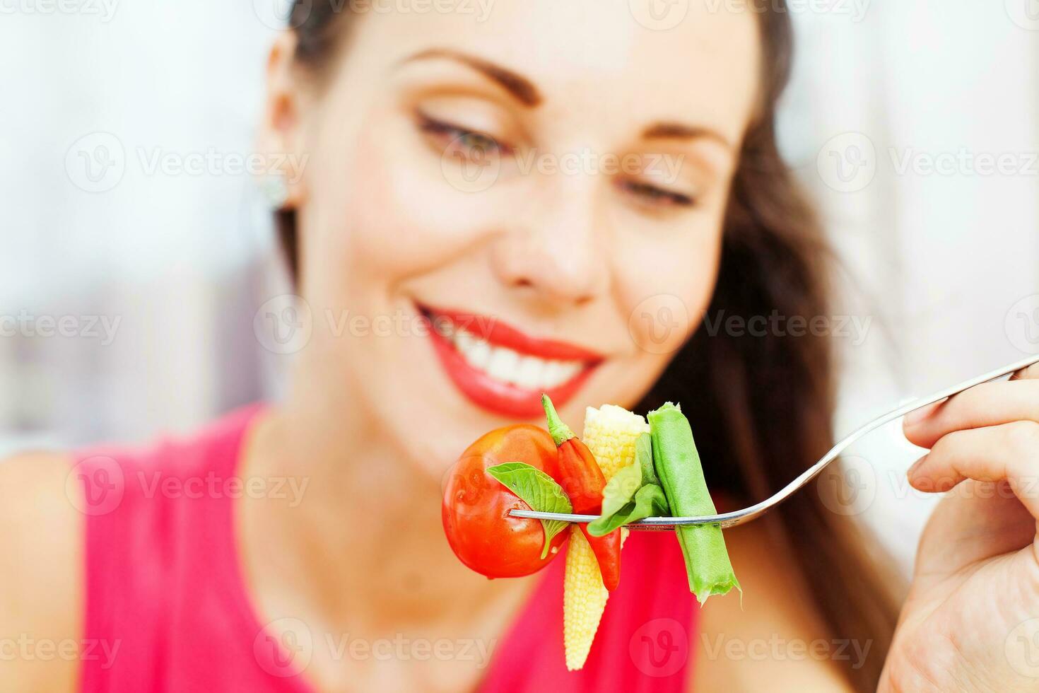 mujer comiendo nasi kuning - tradicional indonesio desayuno plato foto