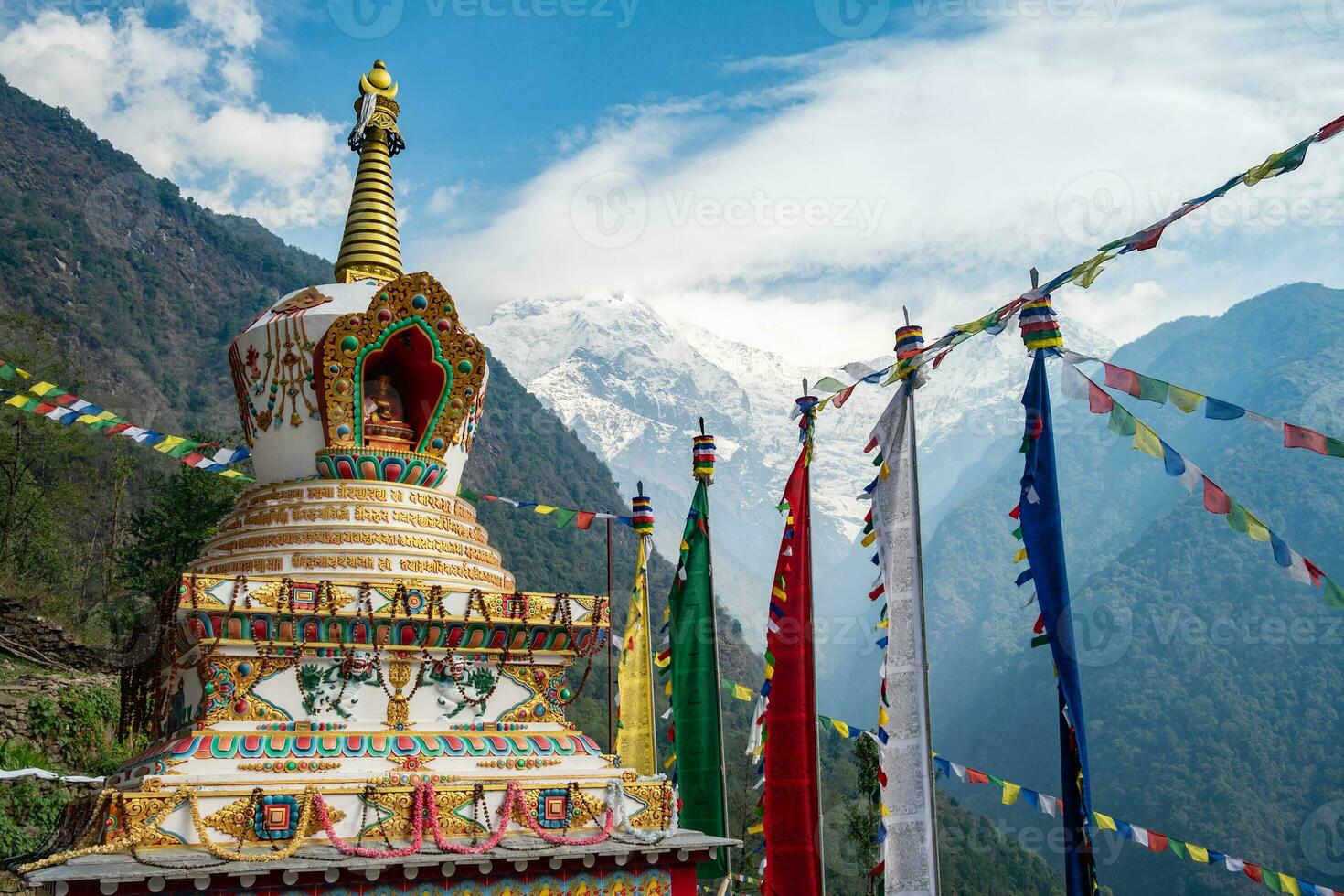 hermosa tibetano budismo estupa en chomrong pueblo con mt.annapurna sur en el antecedentes. foto