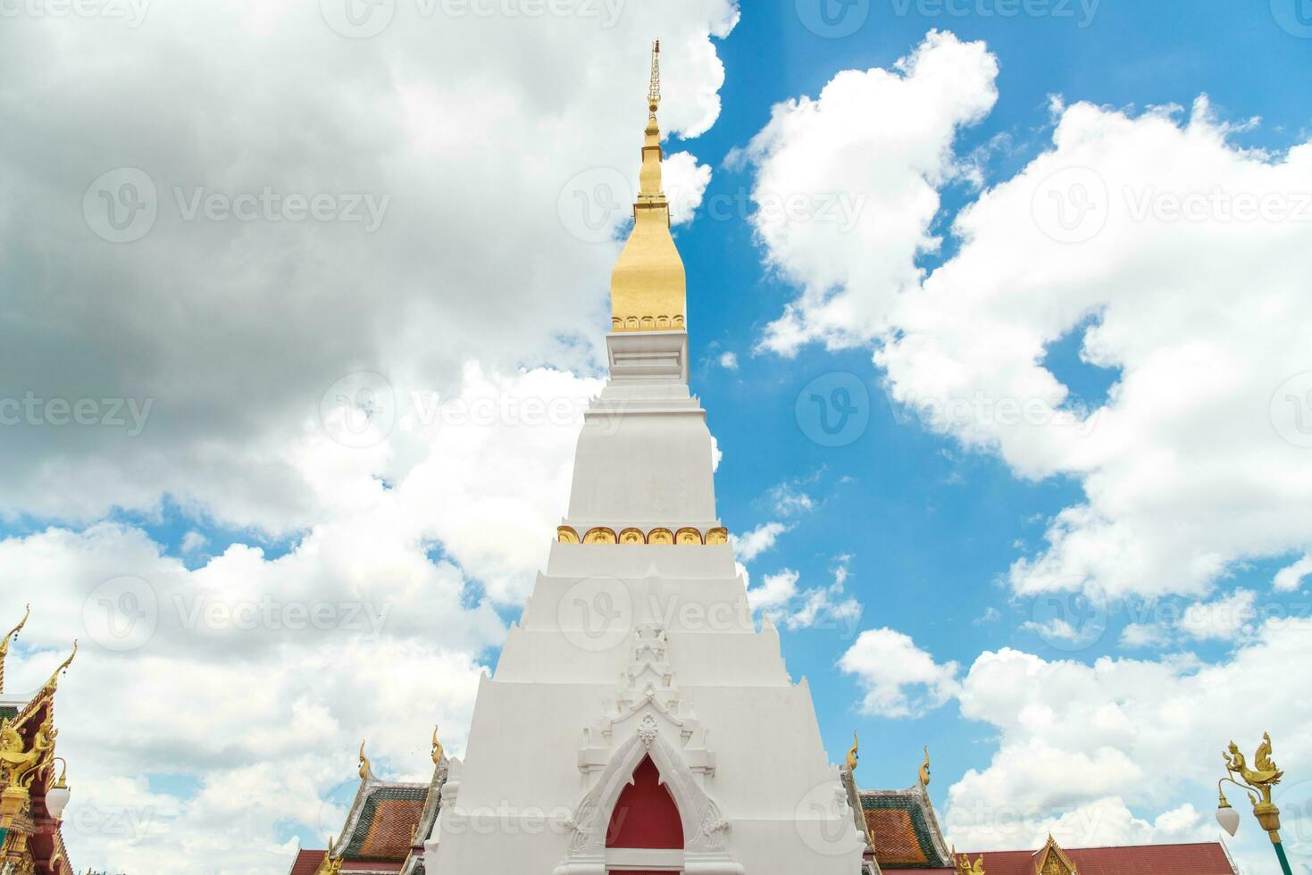 phra that choeng chum, un importante y sagrado monumento religioso de la provincia de sakon nakhon, está consagrado en wat phra that choeng chum en la ciudad. foto