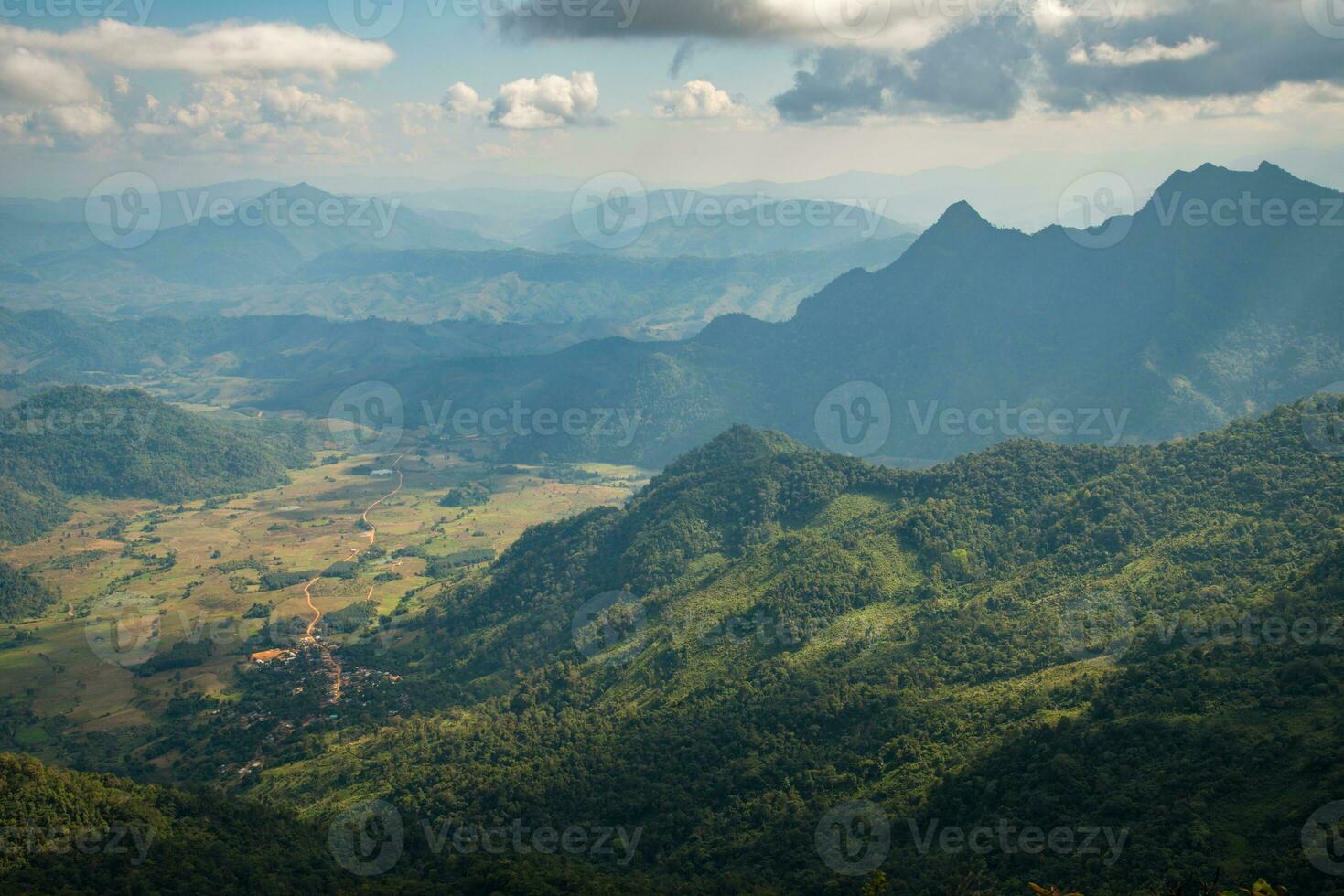 el hermosa paisaje de el montañas rango Entre el frontera de tailandés y Laos. foto