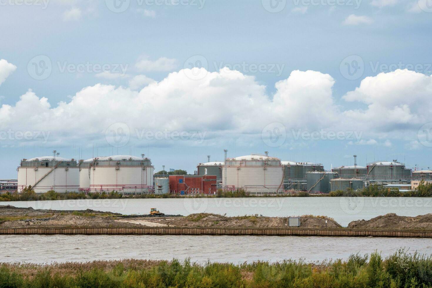 tanque granja petróleo y gas terminal en Santo petersburgo, negocio poder y energía industrial tanque almacenamiento foto