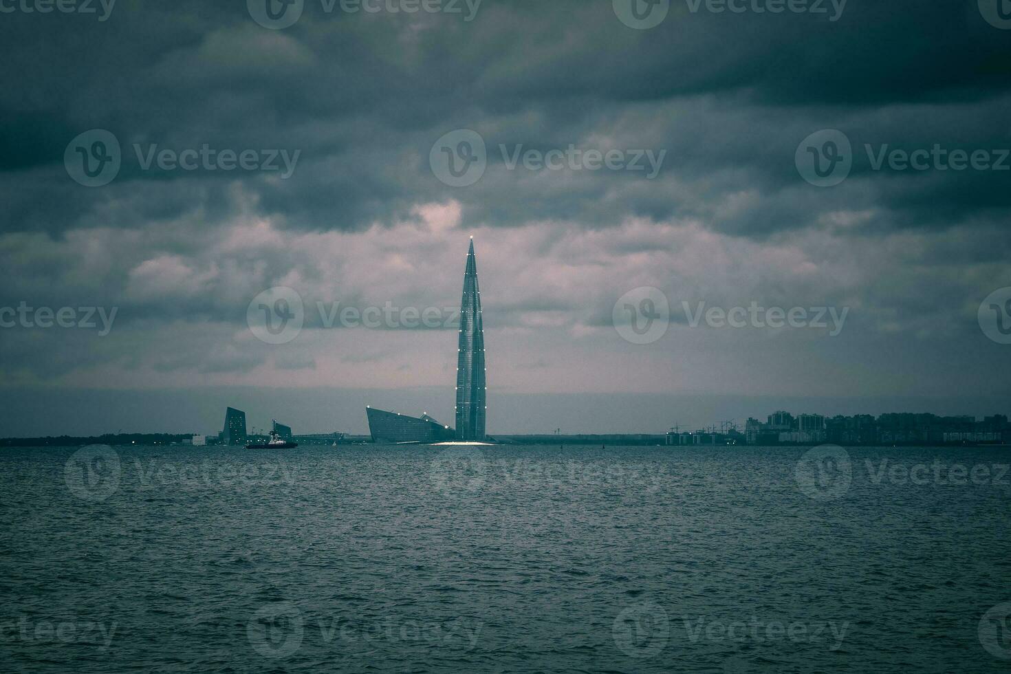 lakhta centrar noche ver desde el bahía, Santo Petersburgo foto