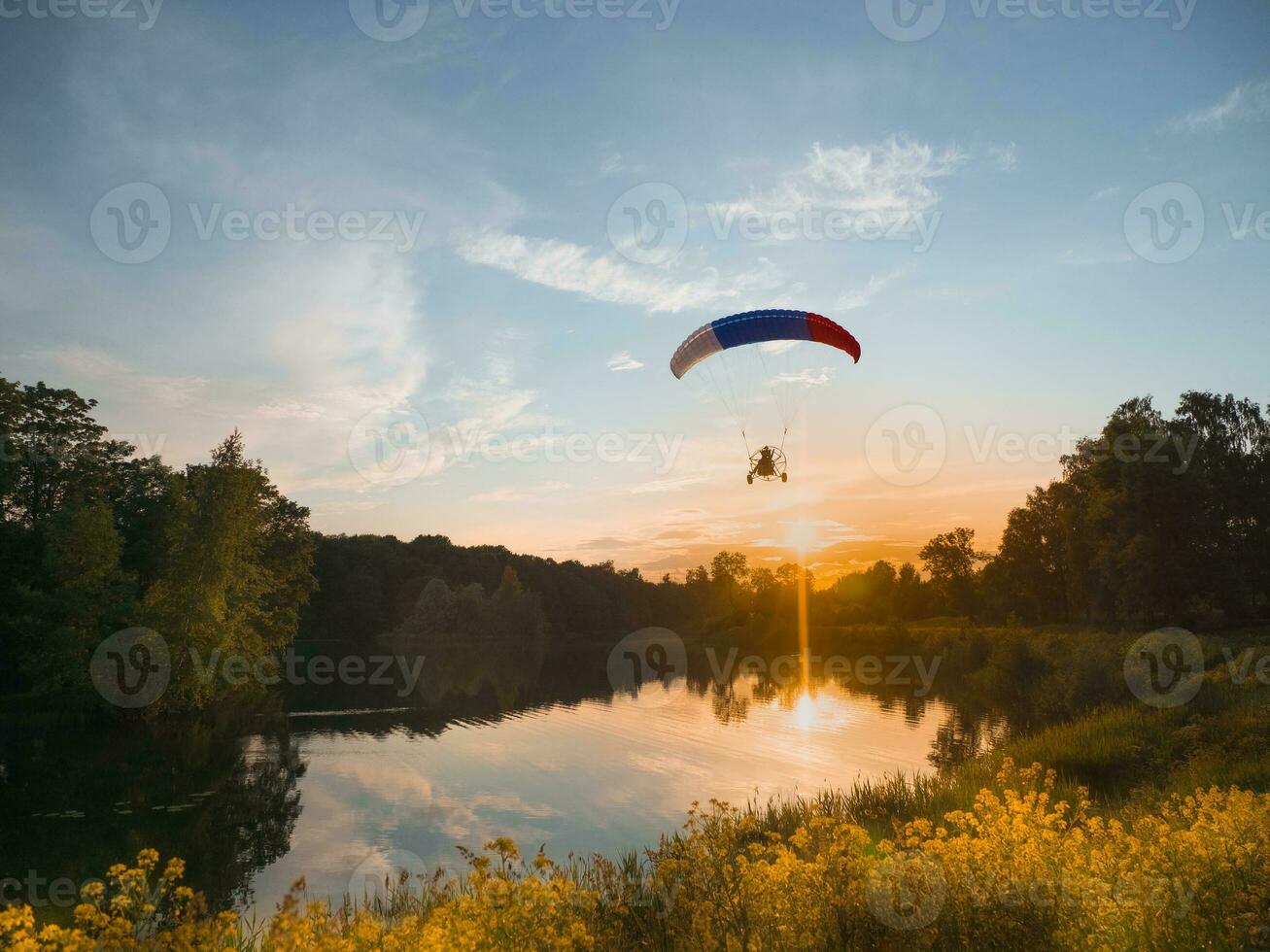 extremo Deportes. motorizado paracaídas en el noche en contra el azul cielo foto