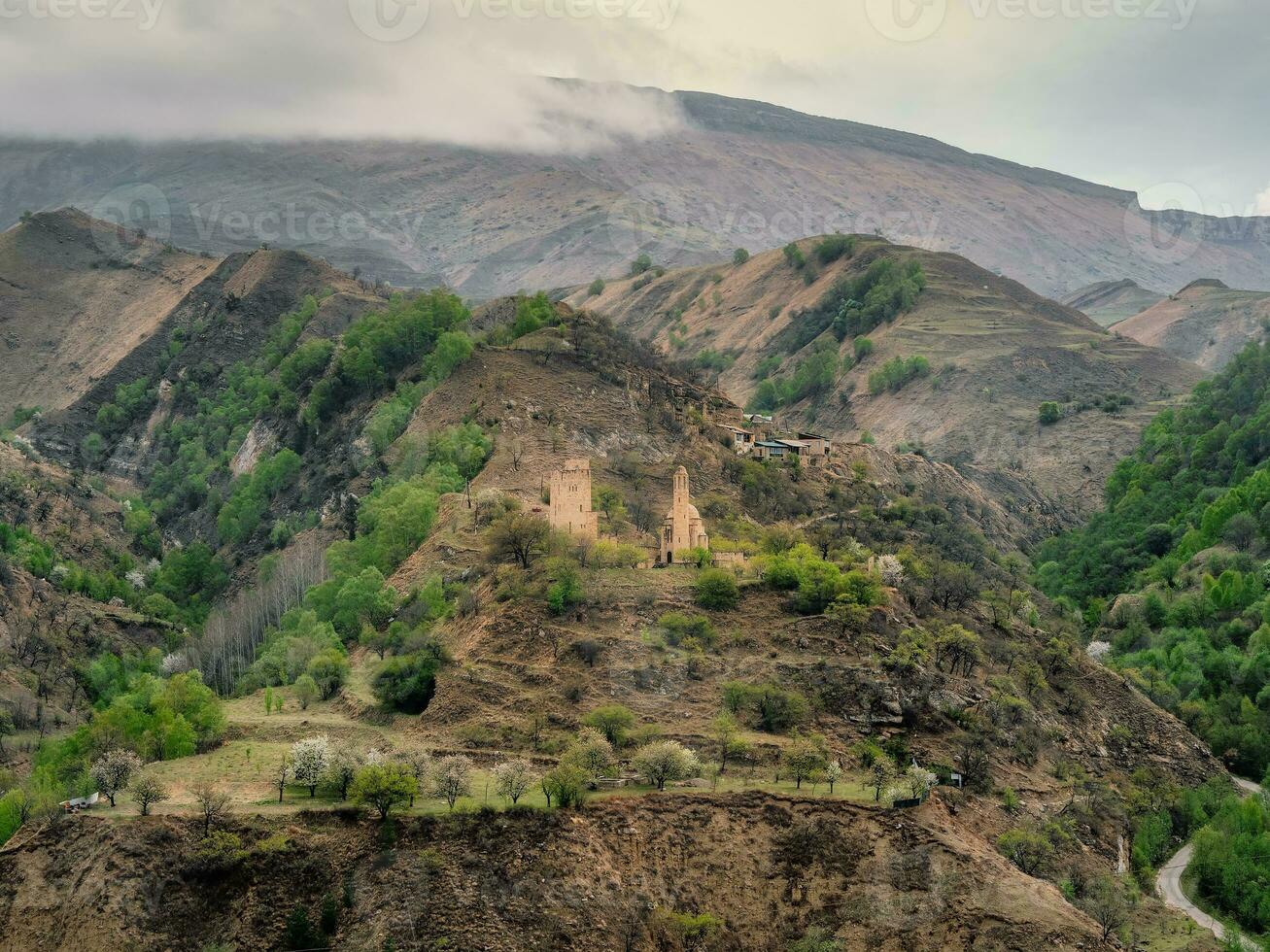 Roca antiguo monasterio en el verde montaña. monumento complejo vatán, sogratl pueblo en daguestán Rusia. foto