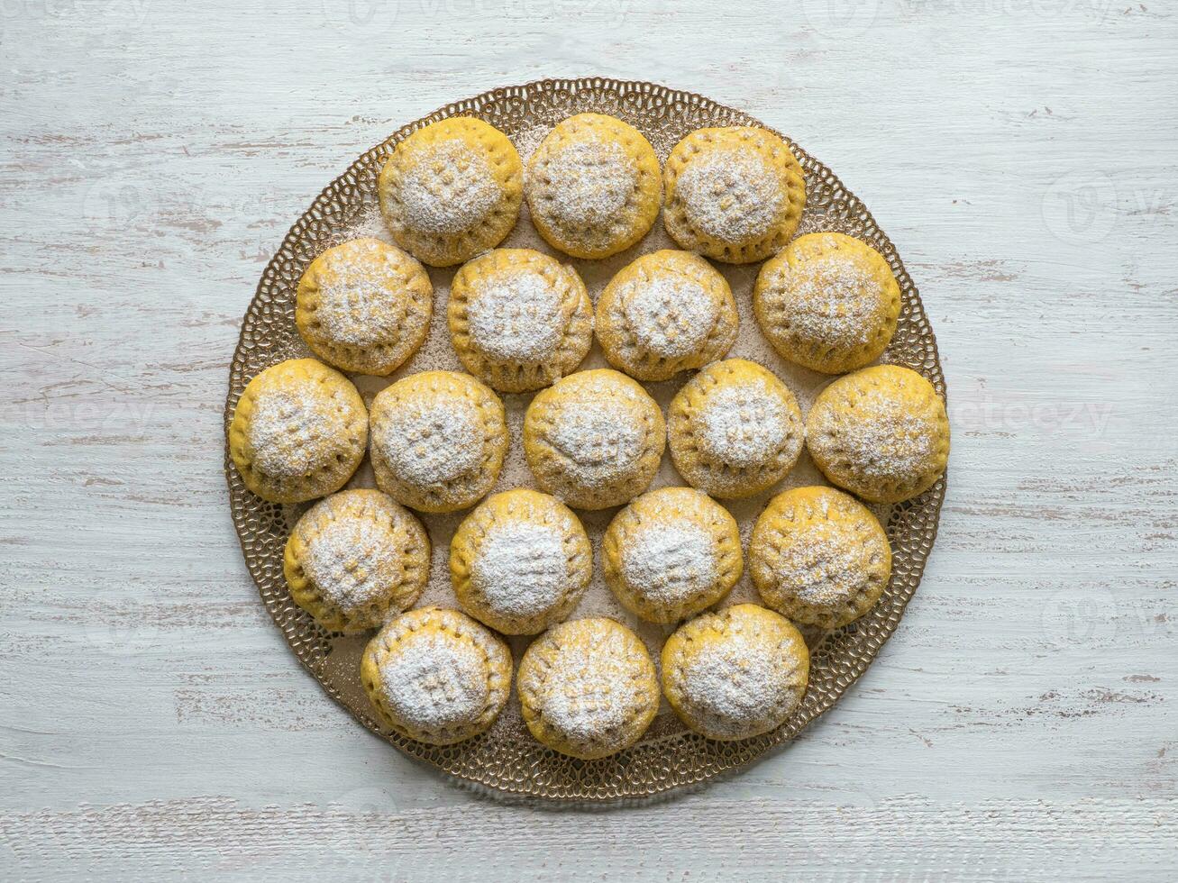 egipcio galletas, variación con el adición de cúrcuma cuando cocinando. galletas de el fitr islámico banquete. Ramadán dulces foto