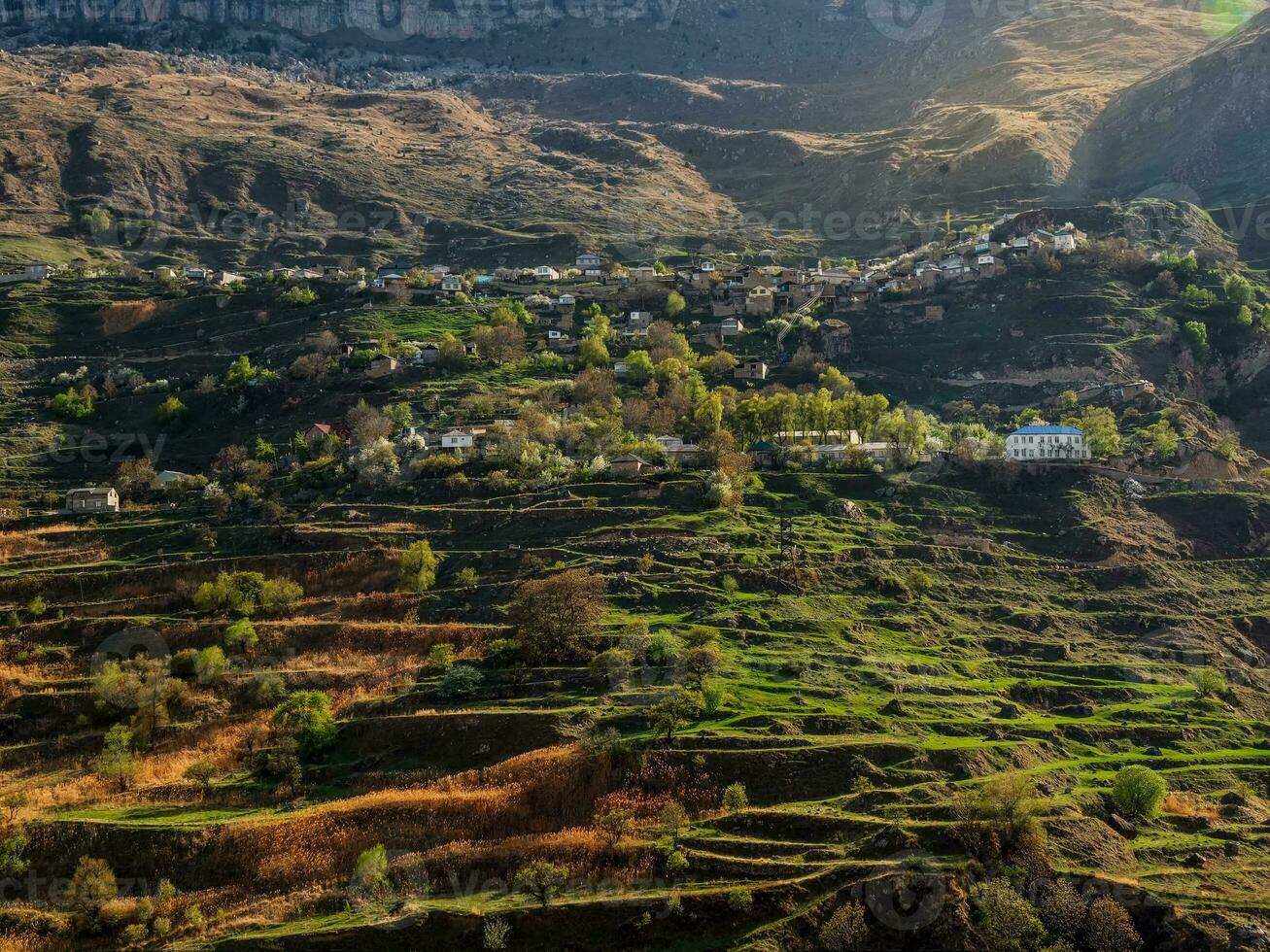 pueblo en el garganta de el Cáucaso montañas. Montaña alta pueblo en daguestán foto