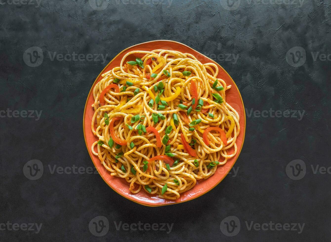 espaguetis con vegetales en un plato foto