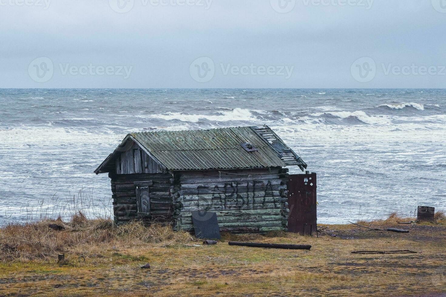 pescar choza en el playa. Inglés Traducción de el inscripción en el pared mercachifle. foto