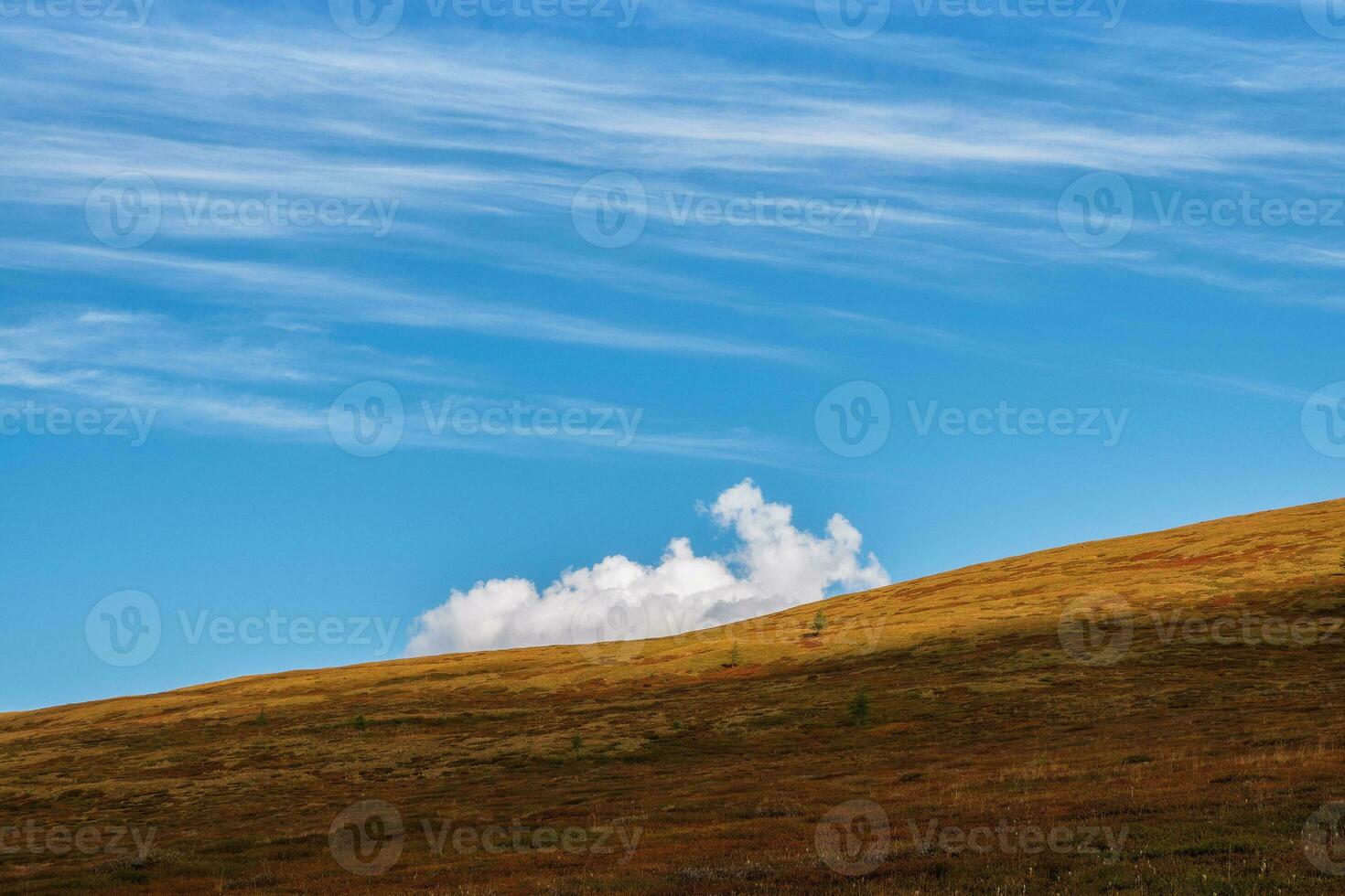 minimalista alpino paisaje con montaña silueta debajo azul cielo con solo grande nube. otoño Pendiente montaña y ligero cielo. mínimo naturaleza antecedentes con silueta de montaña debajo azul cielo. foto