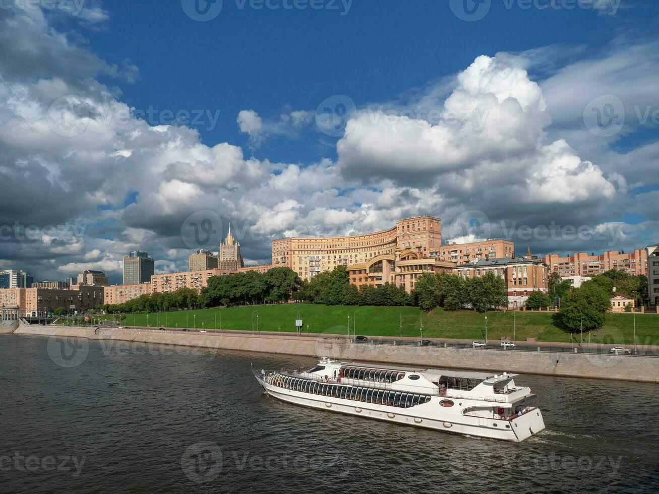 hermosa ver de Moscú. ver de el Moscú río en Rusia a soleado verano día foto