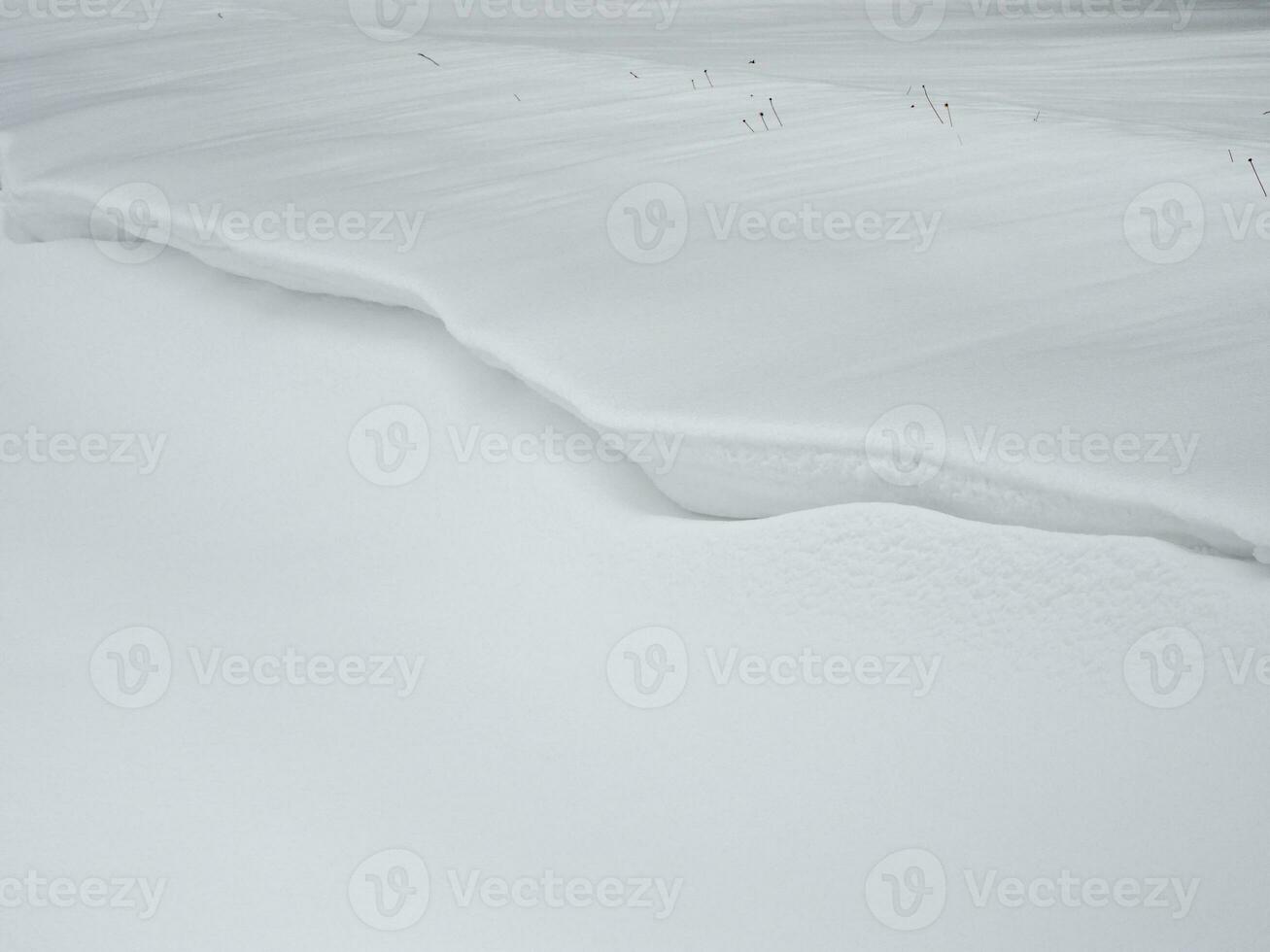 nieve derivas, un grande cantidad de caído nieve. blanco limpiar nieve textura. foto