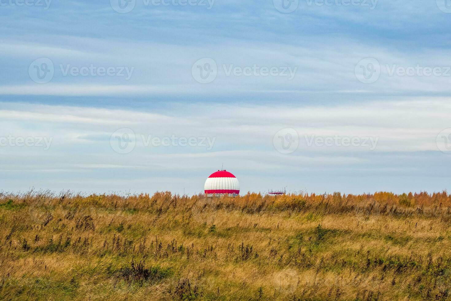 aeropuerto ruta locador. Radar estación en el otoño campo. foto