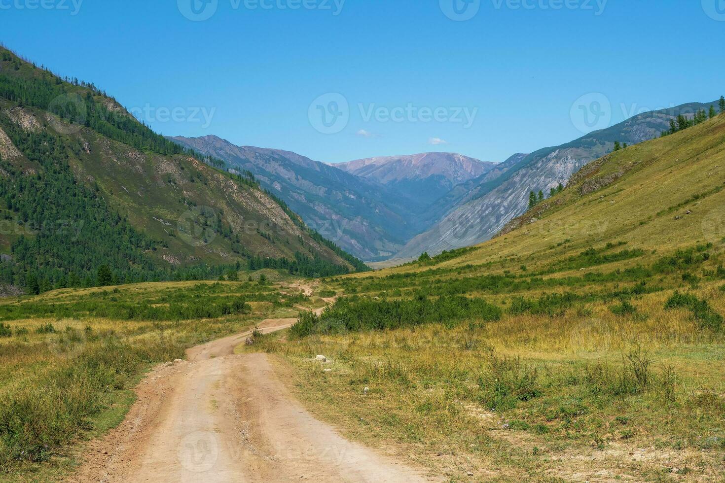 suciedad grava montaña la carretera mediante el alto altai meseta, Siberia, rusa. foto