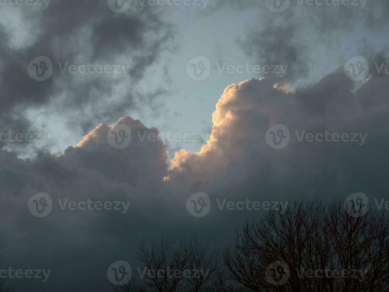 blanco nube y oscuro cielo texturizado antecedentes foto