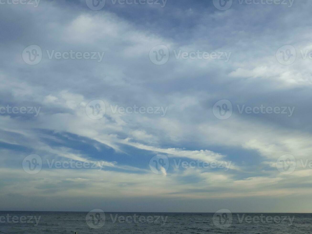 el azul cielo lleno con gris nubes foto