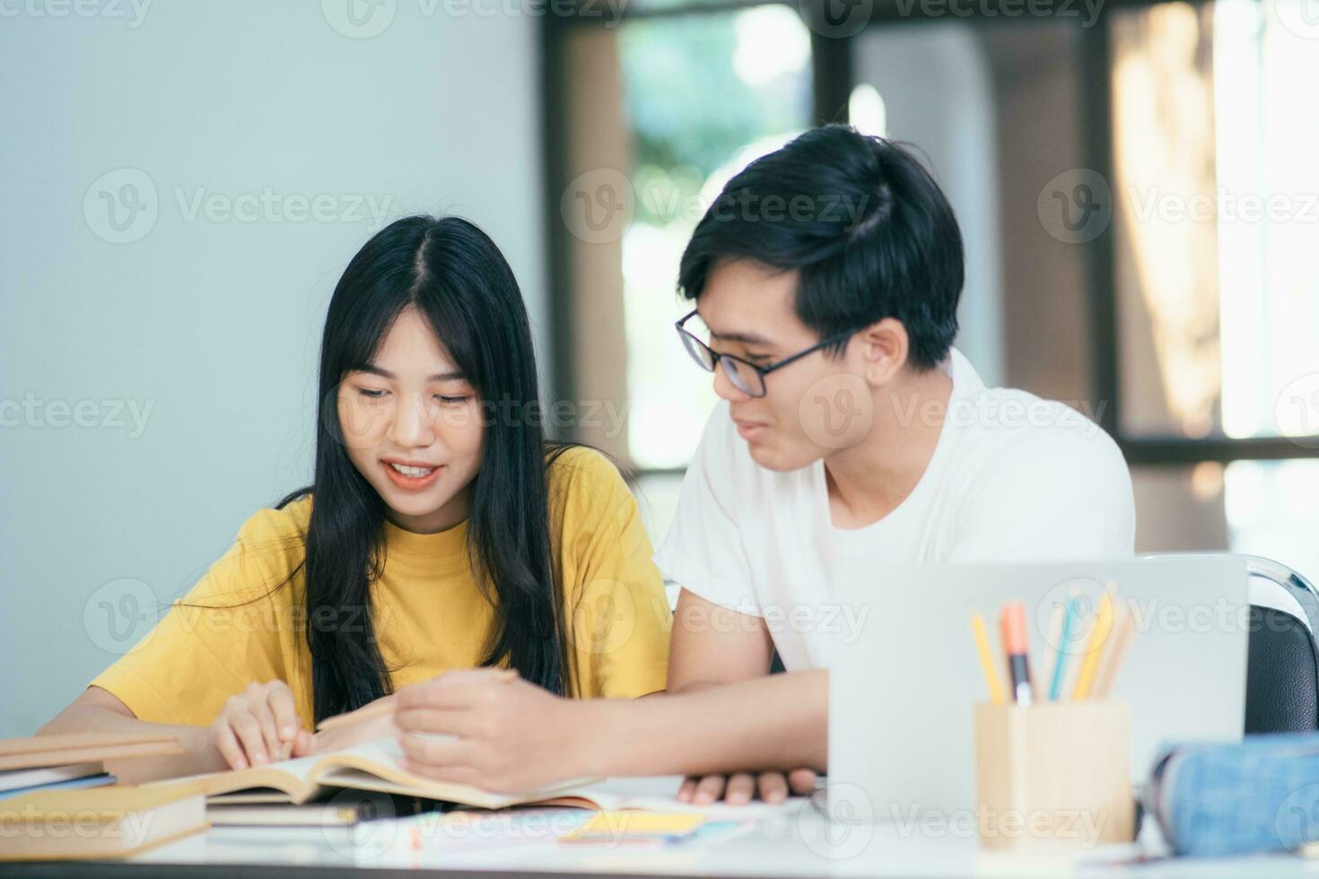 joven estudiantes instalaciones ayuda amigo atrapando arriba y aprendiendo. foto