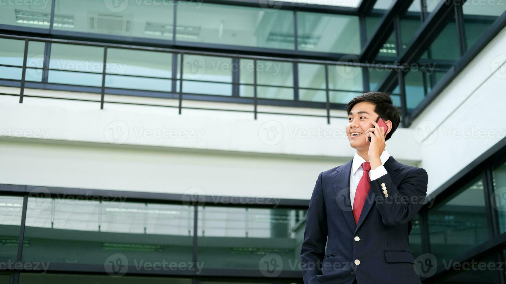 negocio hombre utilizando un célula teléfono foto