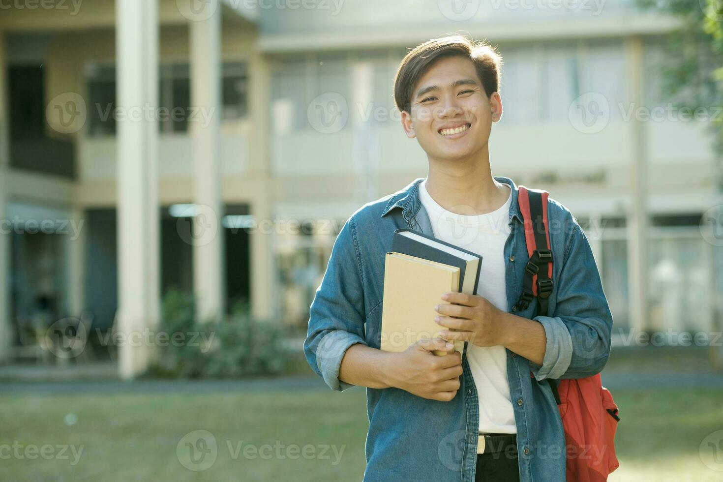 estudiante en pie al aire libre y participación libros. foto