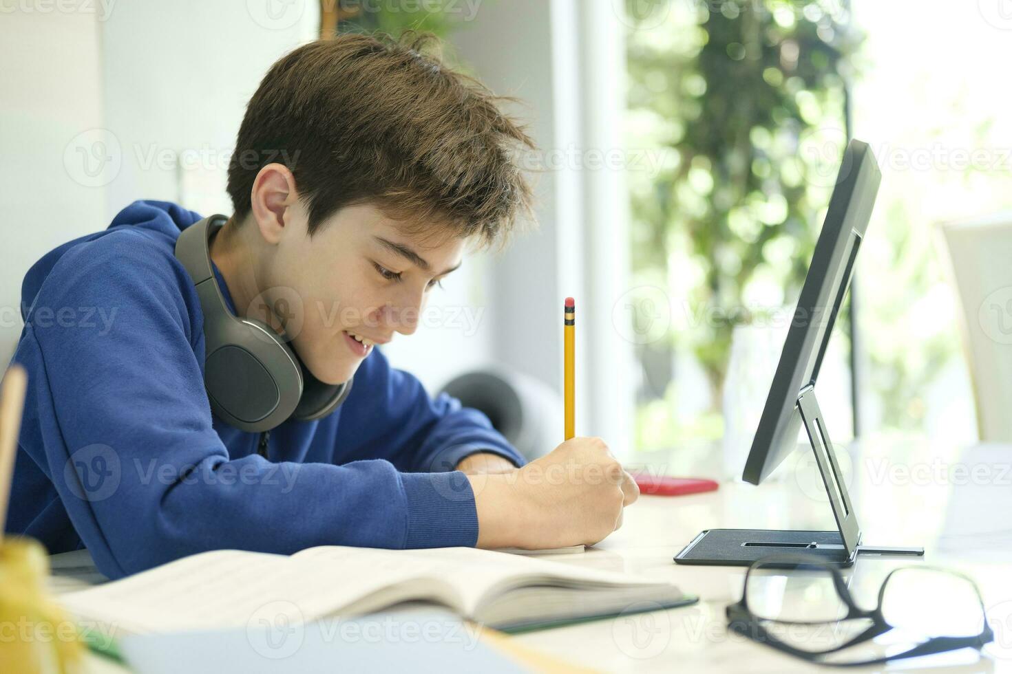 estudiante chico con tableta computadora aprendizaje a hogar foto