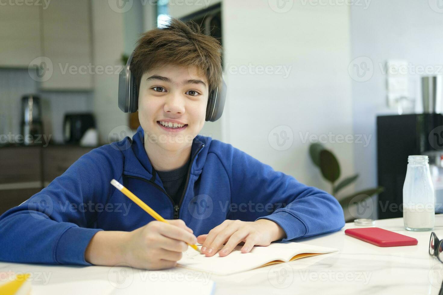 estudiante chico con tableta computadora aprendizaje a hogar foto