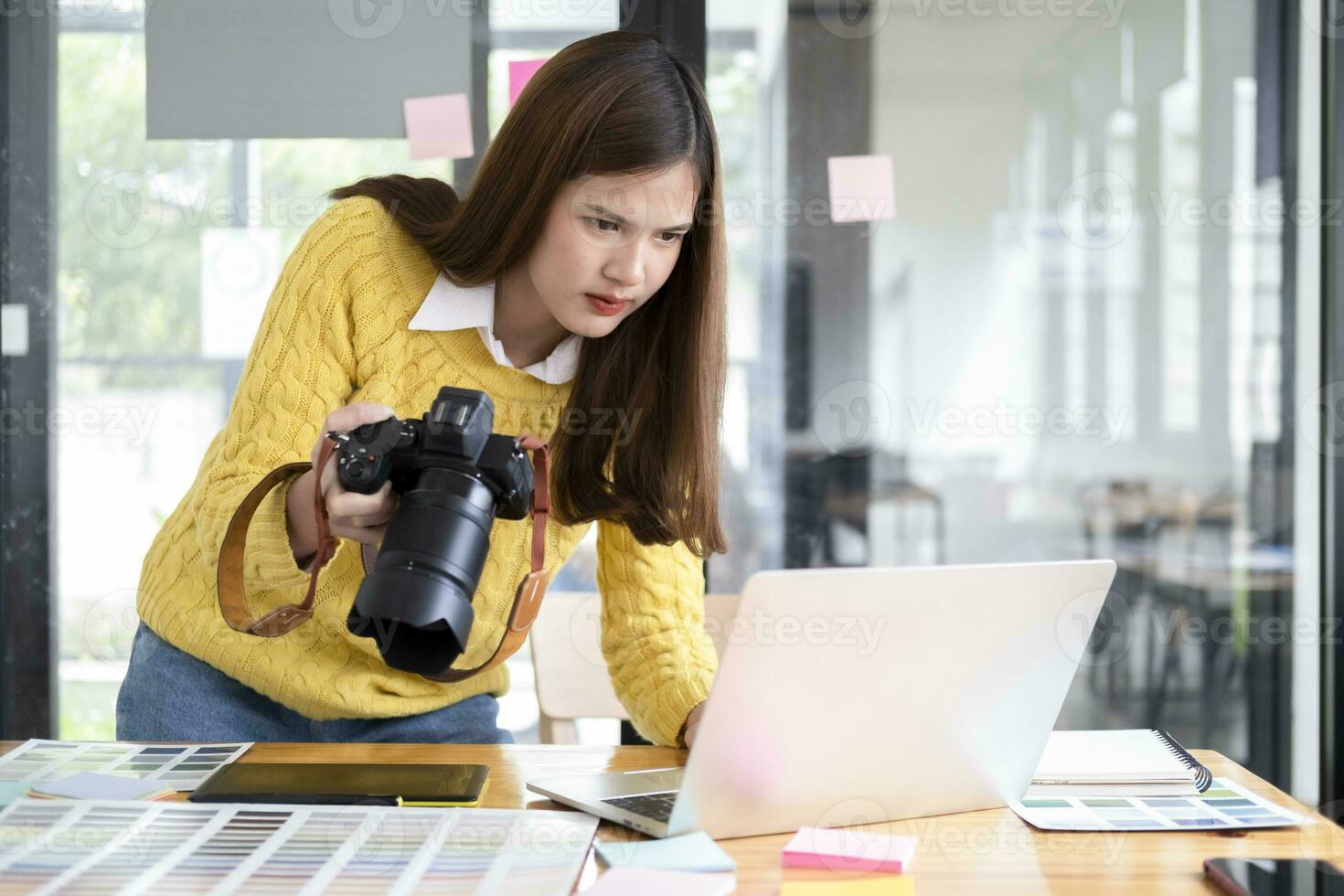 joven fotógrafo comprobación imágenes desde digital cámara. foto