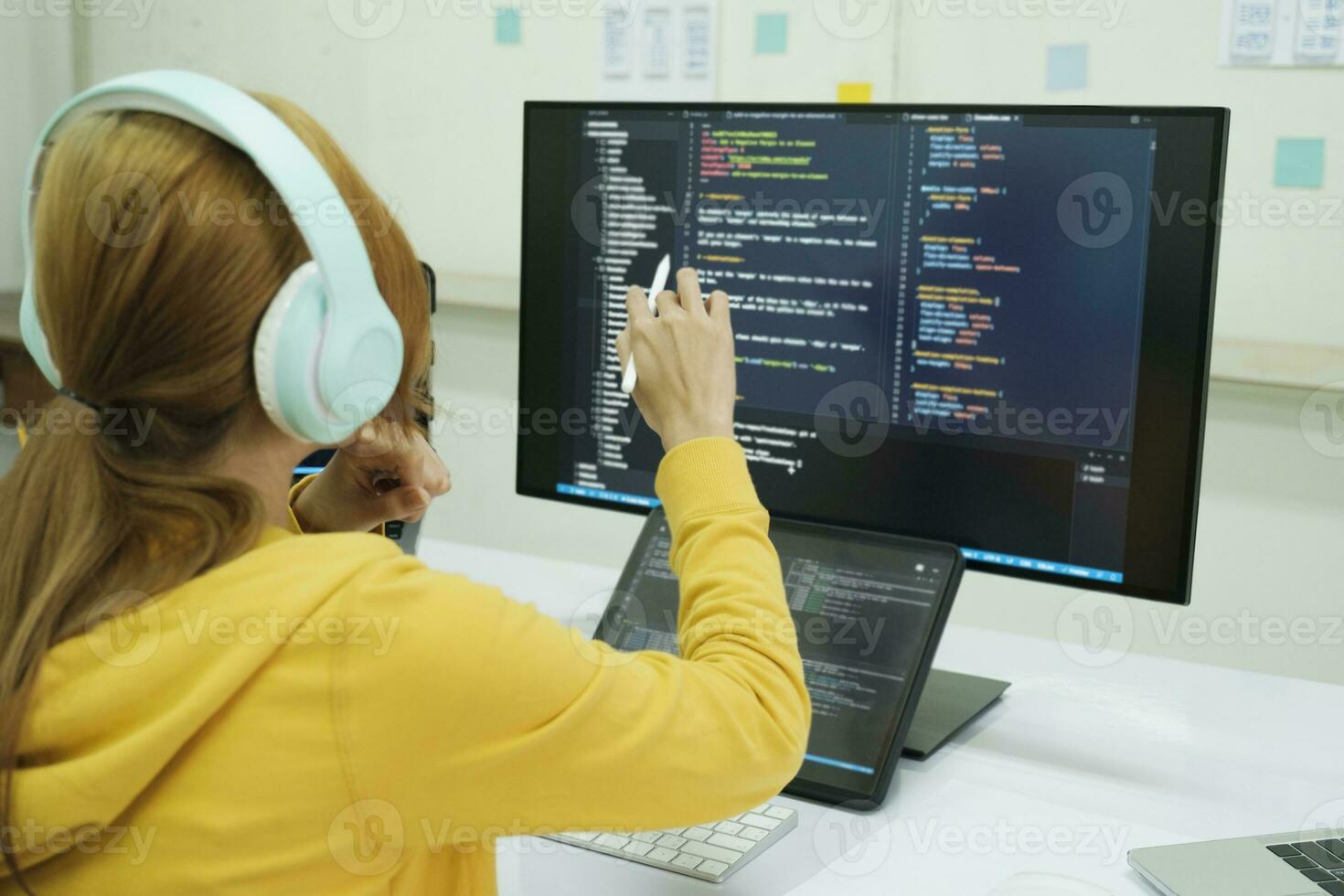 cerca arriba programador es codificación y programación software. foto