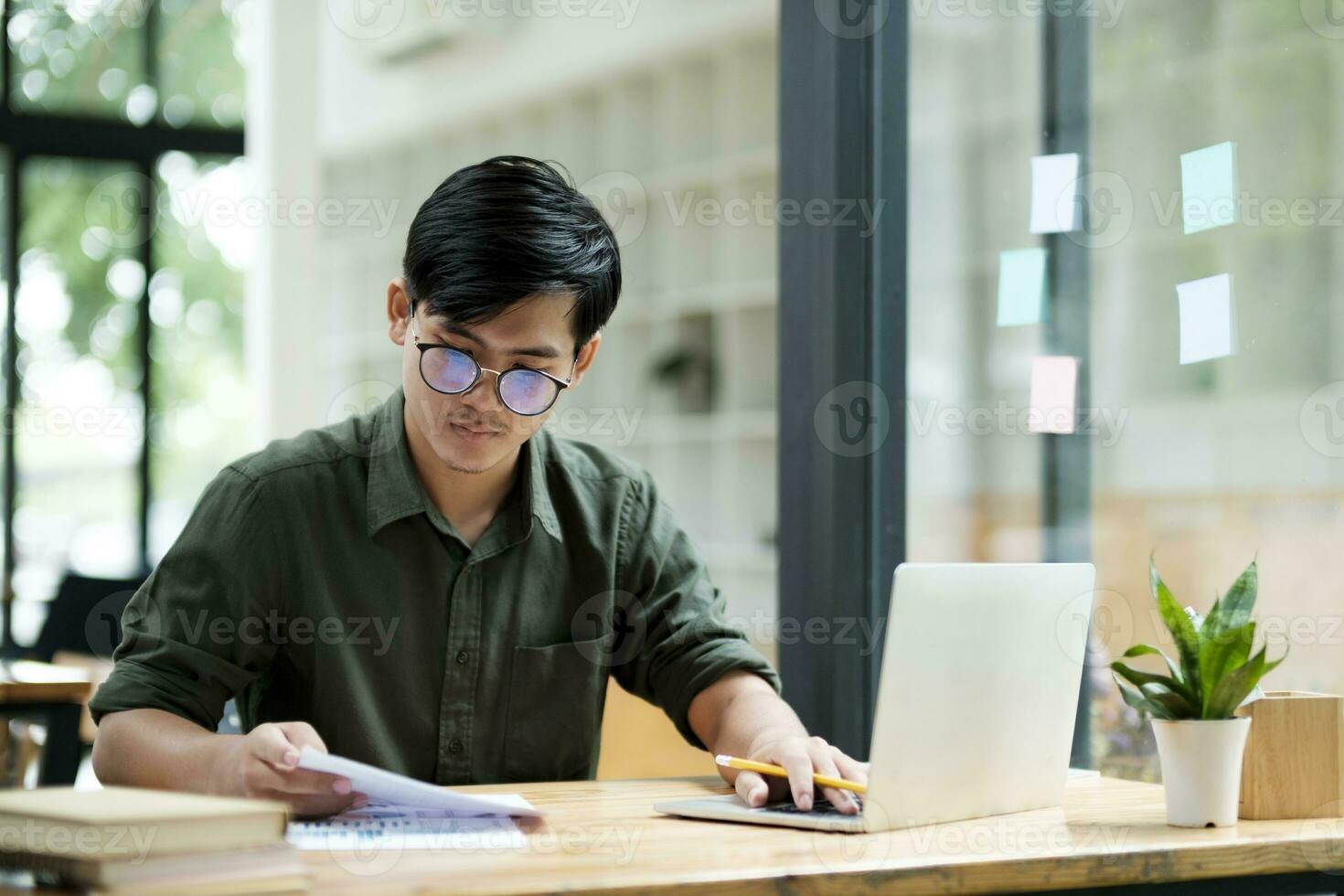 joven asiático negocio hombre o estudiante trabajando en línea en computadora ordenador portátil. foto