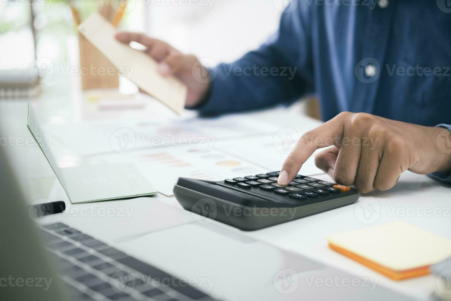 contador o banquero calcular el efectivo factura. foto
