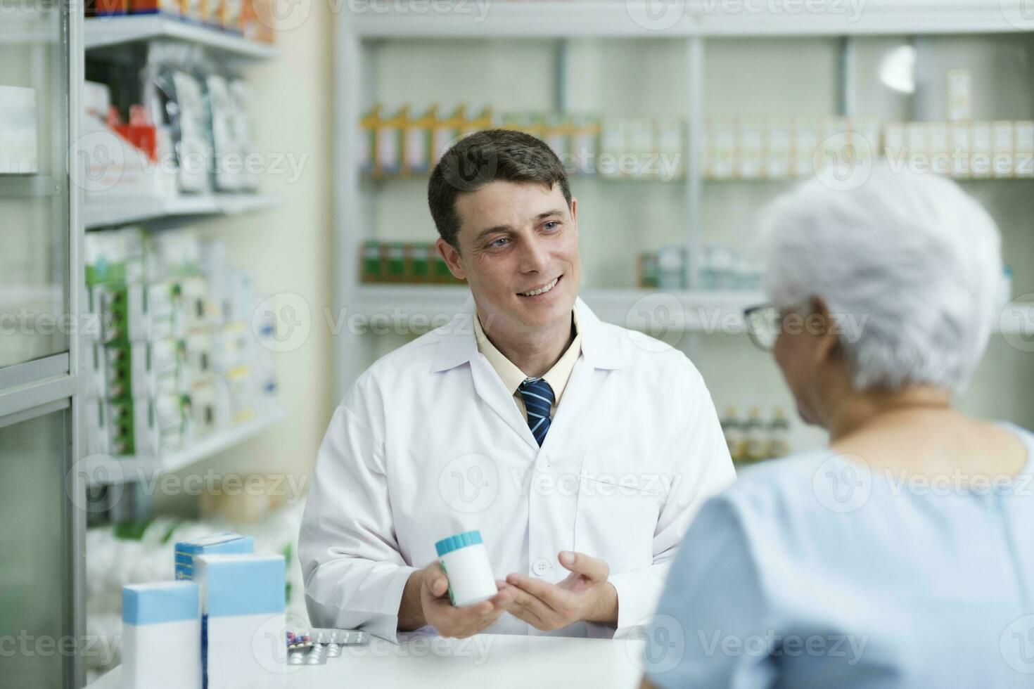 farmacéutico hablando a un cliente acerca de prescrito medicamentos foto