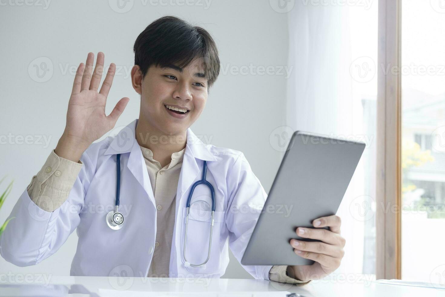 médico en línea comunicación red con paciente. foto