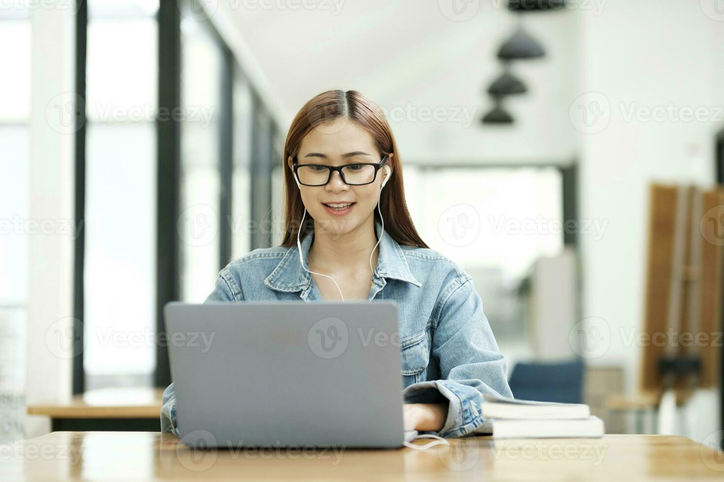 joven mujer estudiar en frente de el ordenador portátil computadora a hogar. foto