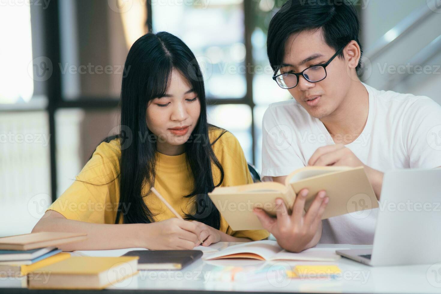 joven estudiantes instalaciones ayuda amigo atrapando arriba y aprendiendo. foto