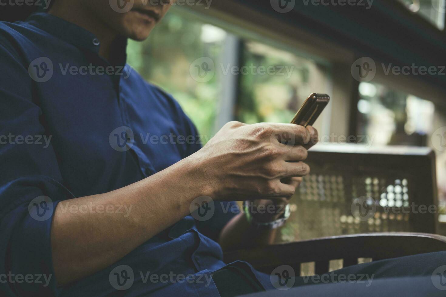 primer plano del hombre que usa el teléfono móvil. foto