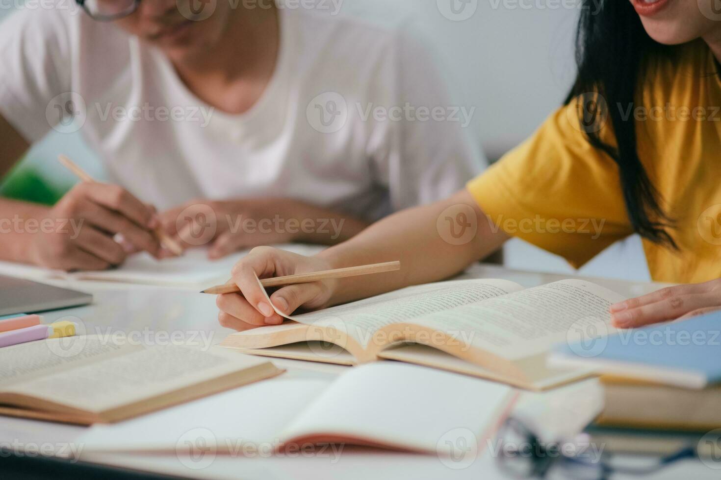 joven estudiantes instalaciones ayuda amigo atrapando arriba y aprendiendo. foto