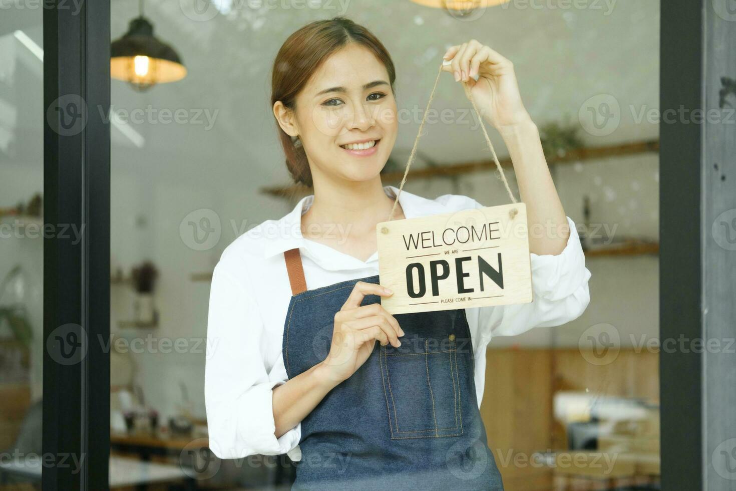 joven negocio propietario abierto el café tienda. foto