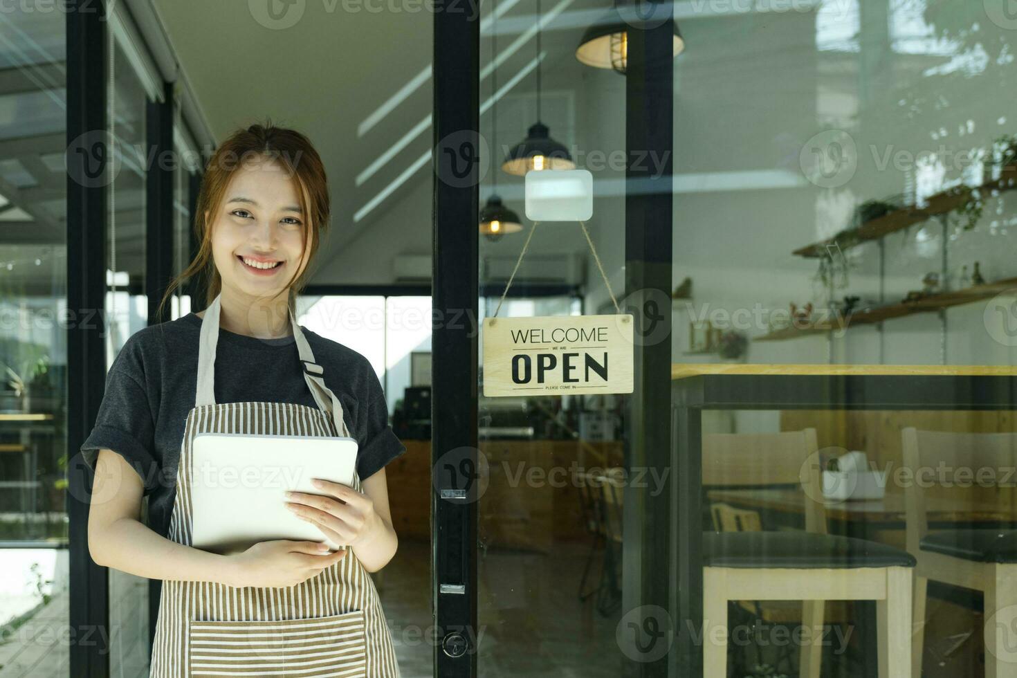 joven negocio propietario abierto el café tienda. foto