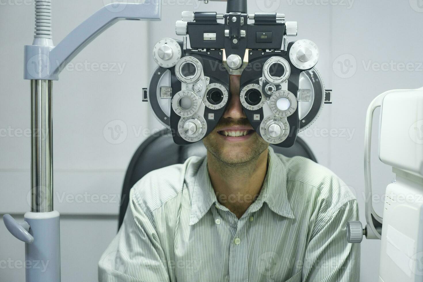 hombre teniendo ojo prueba utilizando foróptero. foto