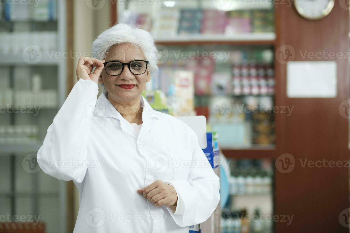 retrato de farmacéutico trabajando en farmacia. foto