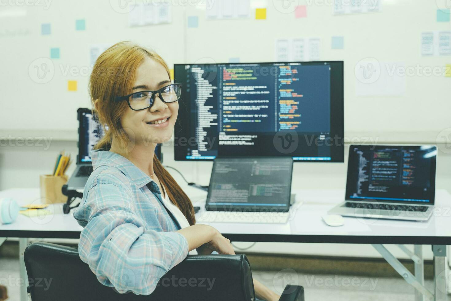 cerca arriba programador es codificación y programación software. foto